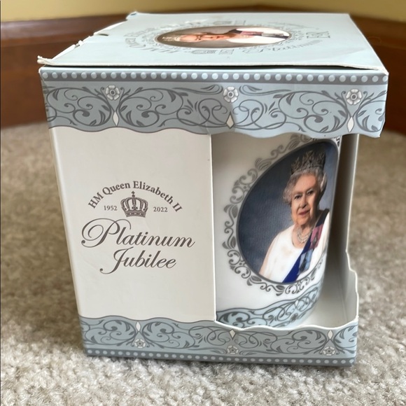 Queen Elizabeth Platinum Jubilee Fine China Mug - Picture 4 of 13